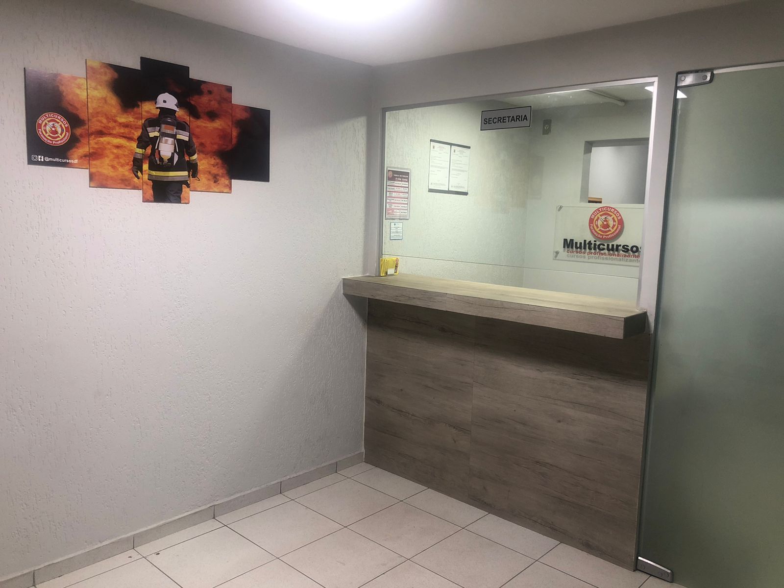 Recepção, fachada Multicursos